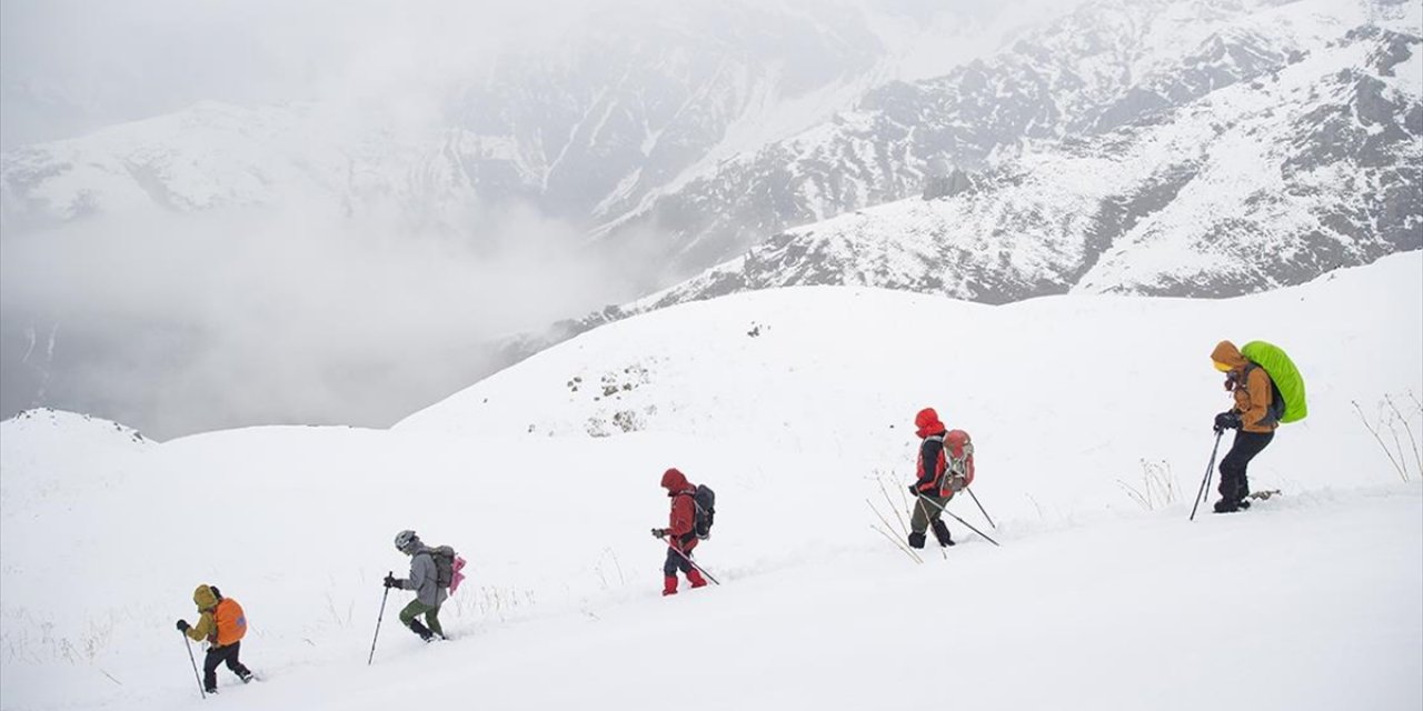 Dağcılar Tunceli'nin Zirvelerindeki Güzellikler İçin Kar ve Tipiye Göğüs Geriyor
