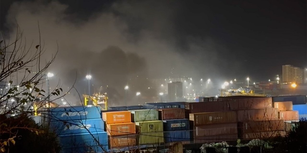 Ambarlı Limanı'nda Hurda Malzemelerin Bulunduğu Alanda Çıkan Yangına Müdahale Ediliyor