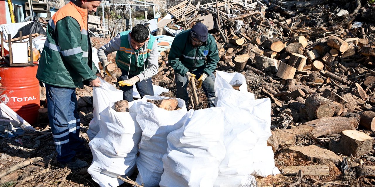 Kuşadası’nda Ağaç Atıkları İhtiyaç Sahipleri İçin Yakacağa Dönüşüyor