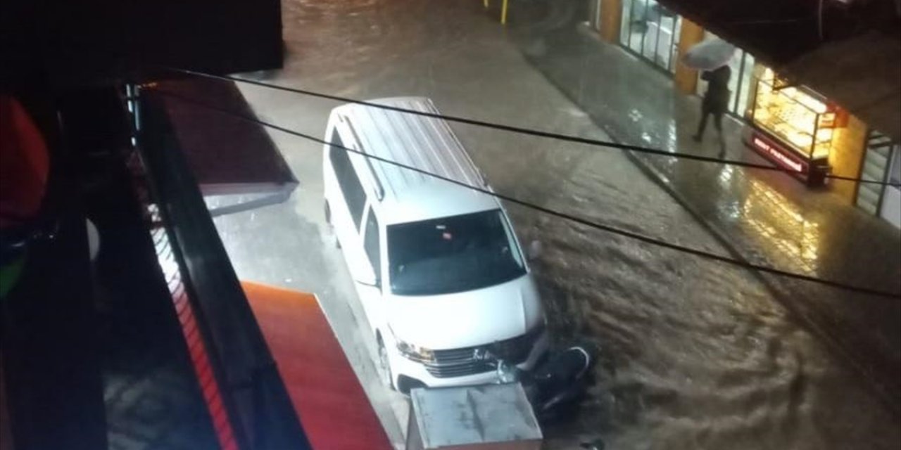 İzmir'in Dikili İlçesinde Sağanak Sonrası Bazı İş Yerlerine Su Bastı