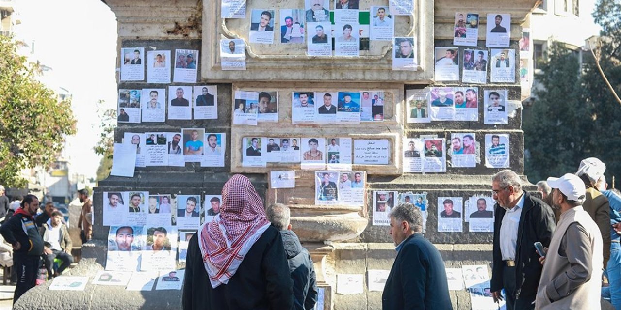 Suriyeliler, Şam'ın Merce Meydanı'na Astıkları İlanlarla Yakınlarını Arıyor