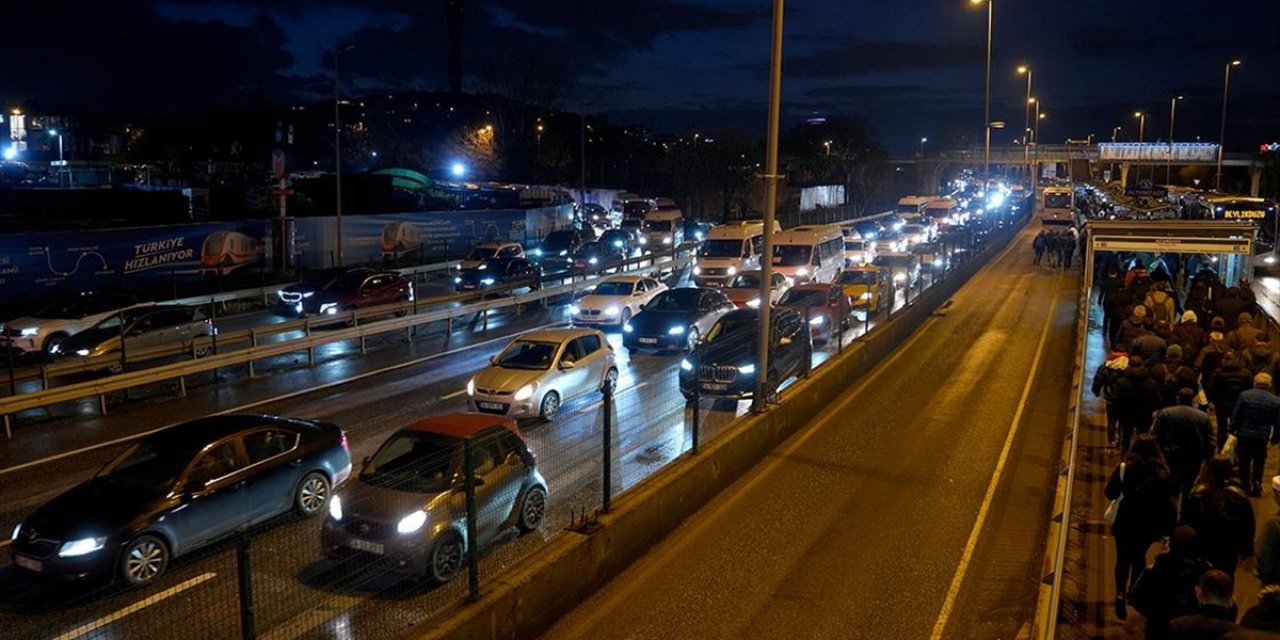 İstanbul'da Haftanın İlk İş Gününde Trafik Yoğunluğu Yaşanıyor