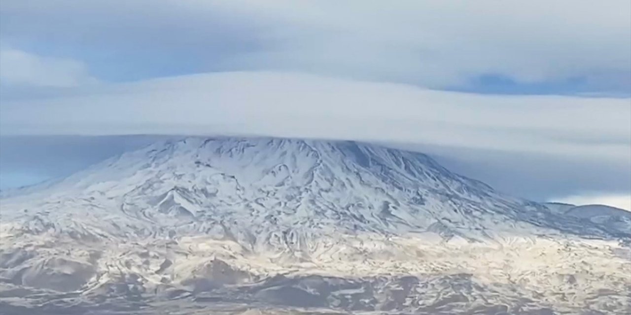 Karla Kaplı Ağrı Dağı'nda Mercek Bulutu Oluştu