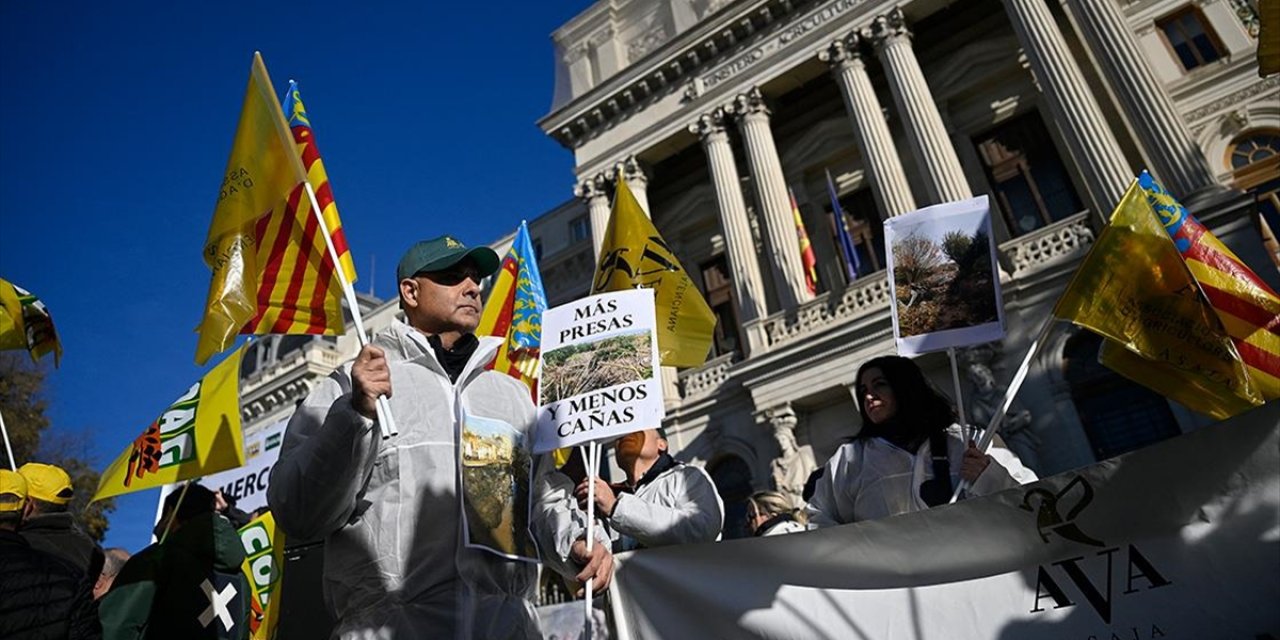 İspanya'da Tarım ve Hayvancılık Sektörü İşçileri AB-Mercosur Anlaşmasını Protesto Etti