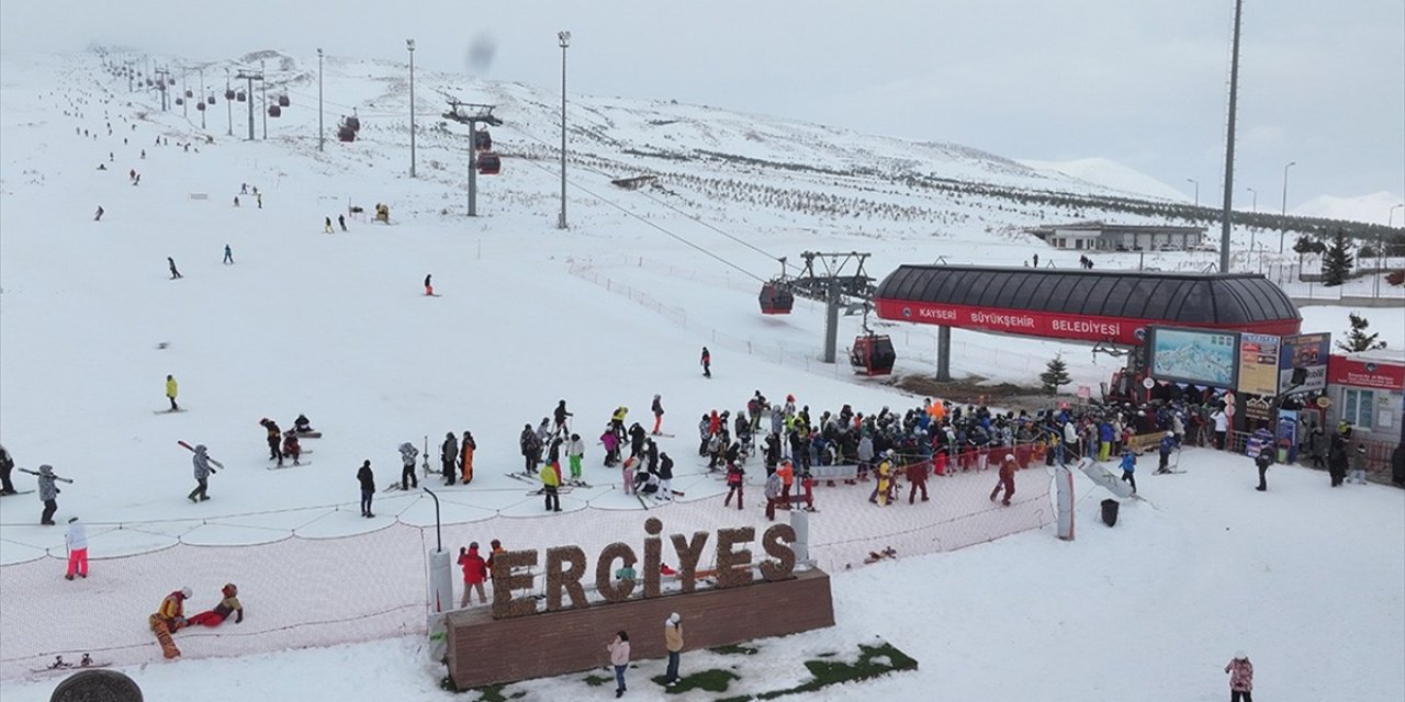 Erciyes Kayak Merkezi, Hafta Sonunda 70 Bin Ziyaretçi Ağırladı