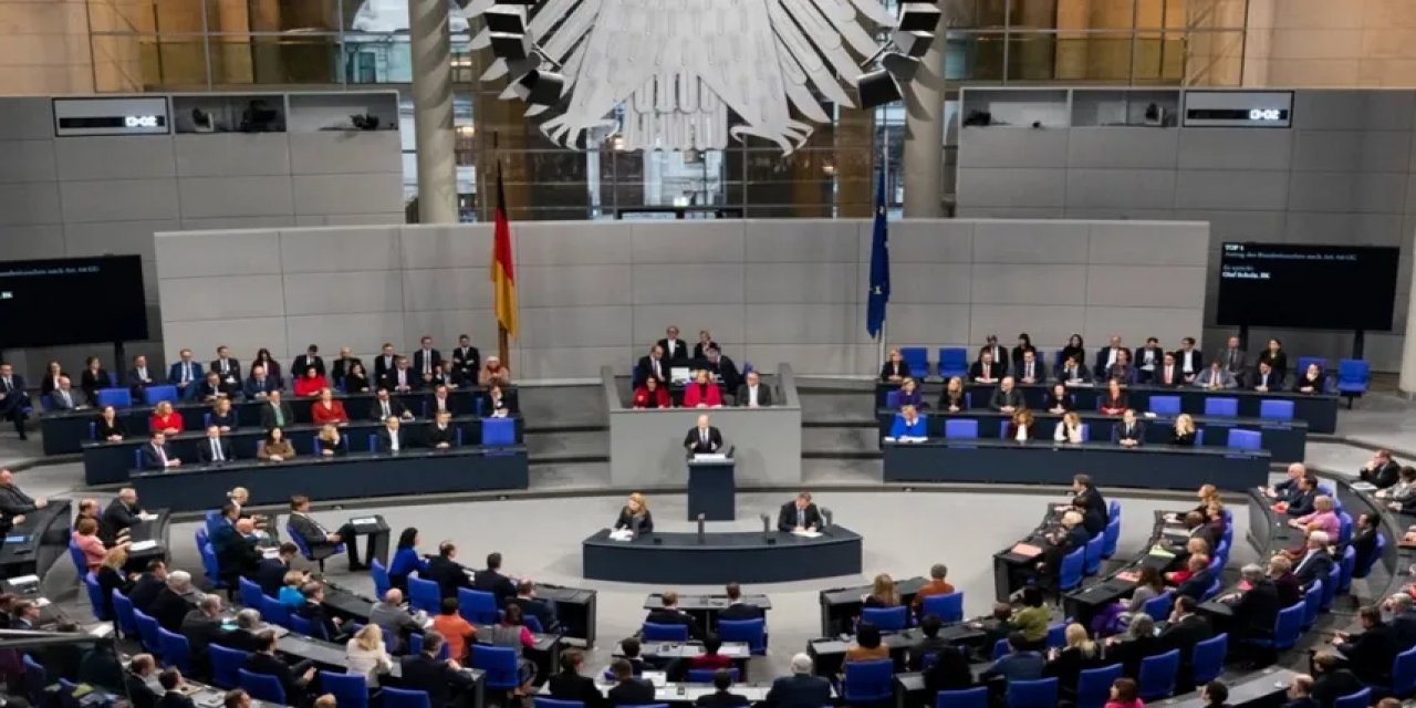 Almanya'da Hükümet Düştü