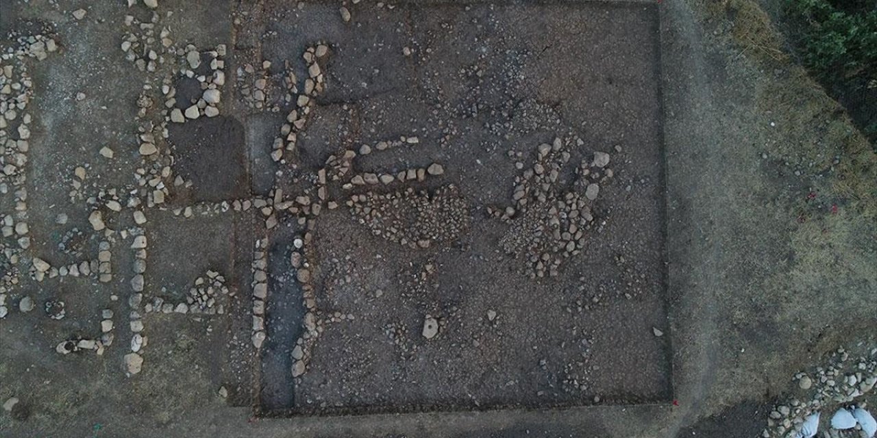 Boncuklu Tarla'da 12 Bin Yıllık 2 Metre Boyunda İşlenmiş Taş Blok Bulundu