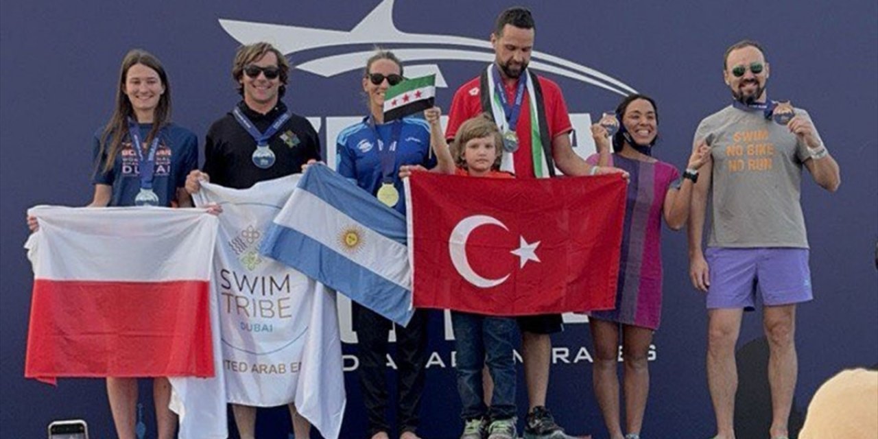 Suriyeli Yüzücü Muhammed Naim Mısıroğlu, Dubai'de Birinciliğini Türk Bayrağıyla Kutladı