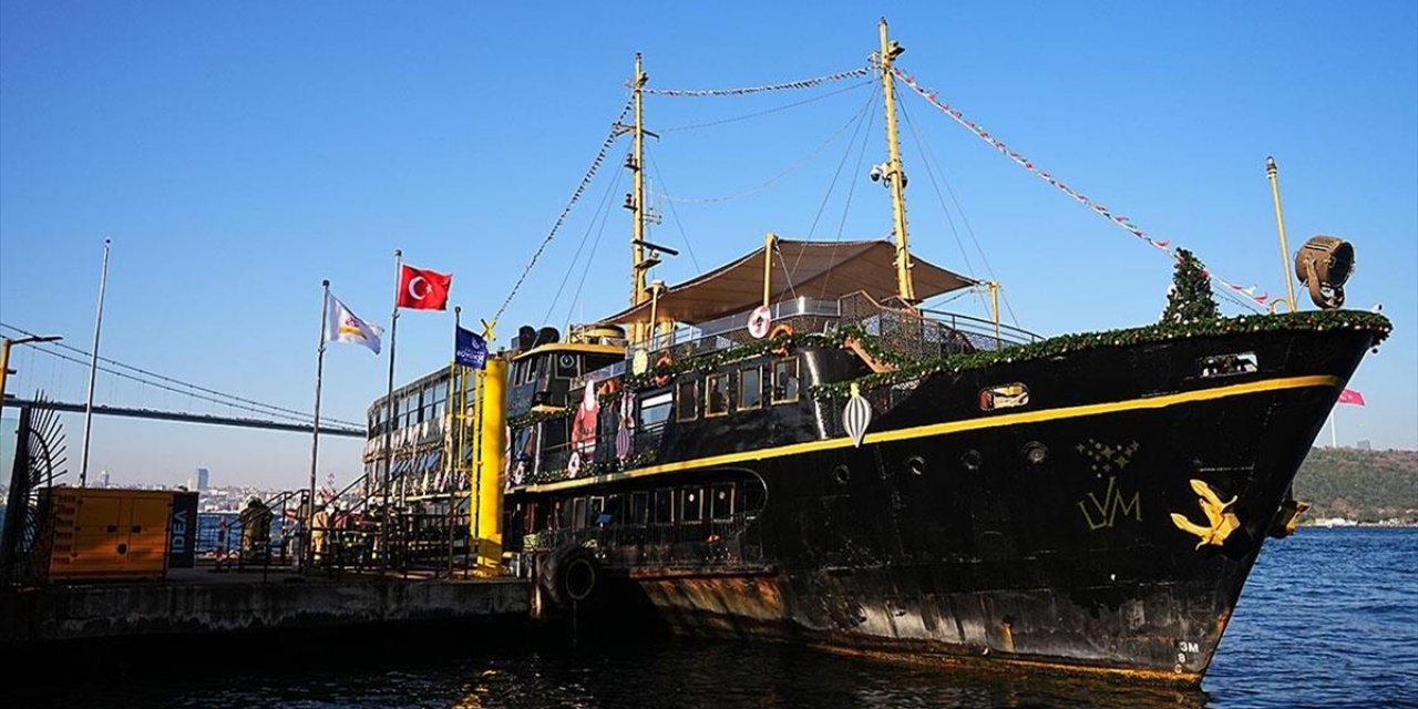 İstanbul'da Tur Teknesinde Yangın Çıktı