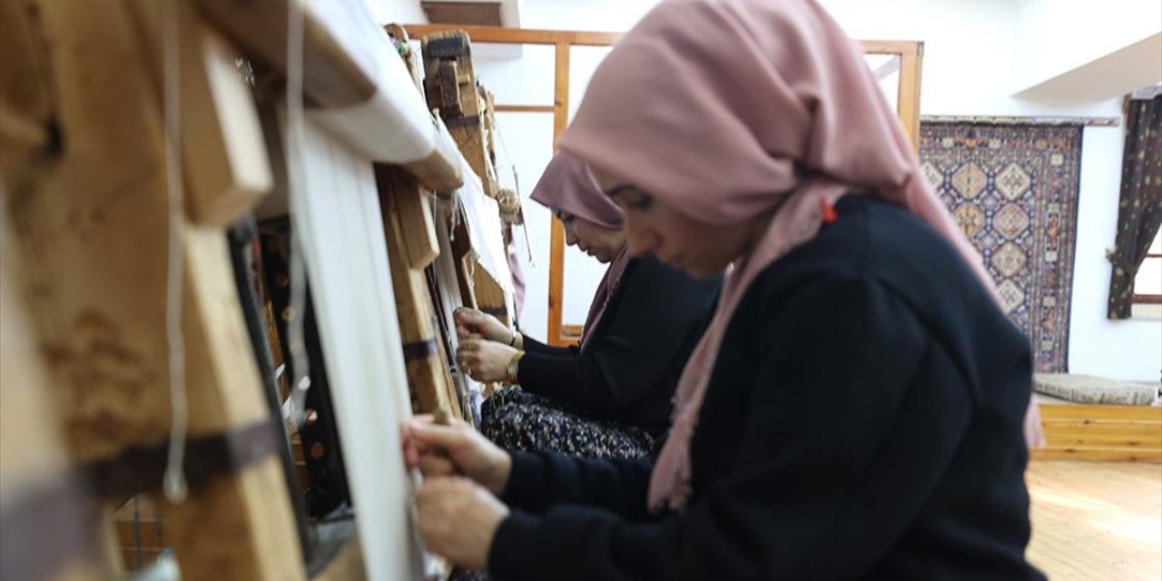 Çeyrek Asırdır Tezgahta İlmek Atan Eller Halı Kültürünü Yaşatıyor
