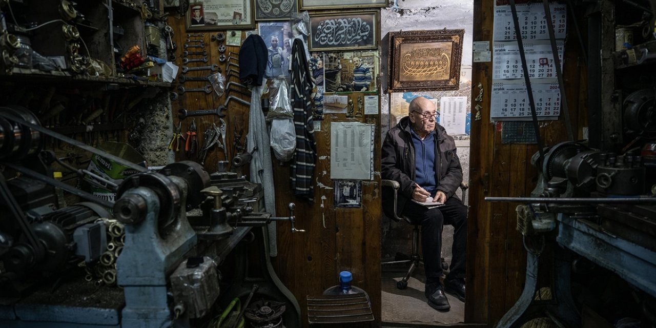 Tornacı Levon Usta, Mesleğini Tarihi Handa Eski Makinelerle Sürdürüyor