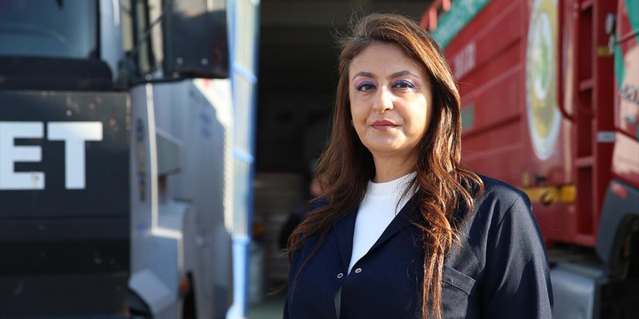 Oto Sanayinin Kadın Patronu, Çalışanlarıyla Hizmet Araçlarının Bakım ve Onarımını Yapıyor