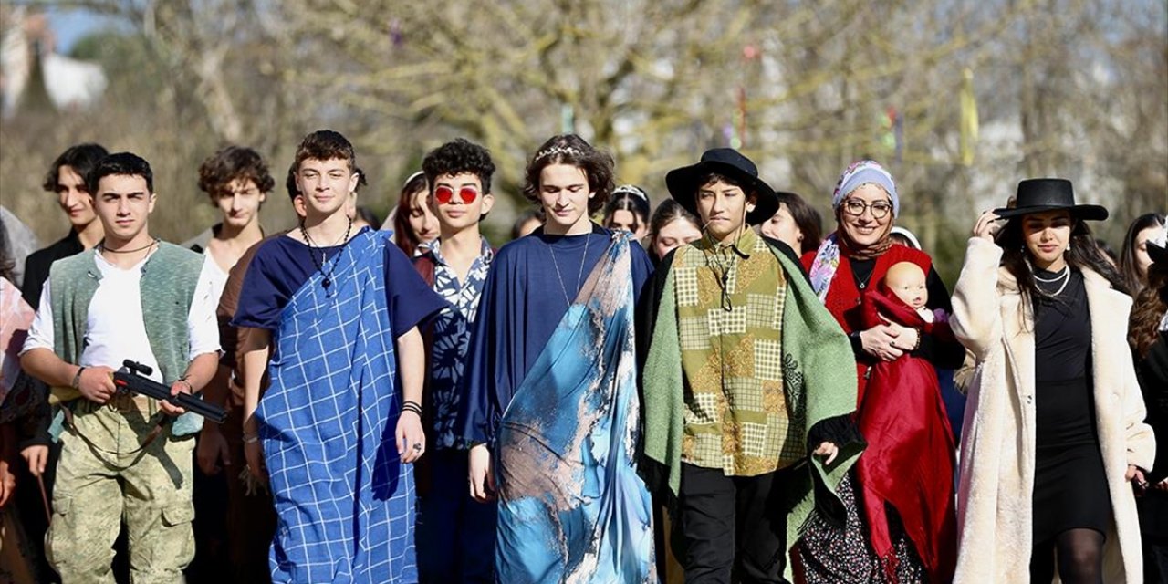 Sakarya'da Öğrenciler Roman Kahramanları ve Mekanlarını Okulda Canlandırdı