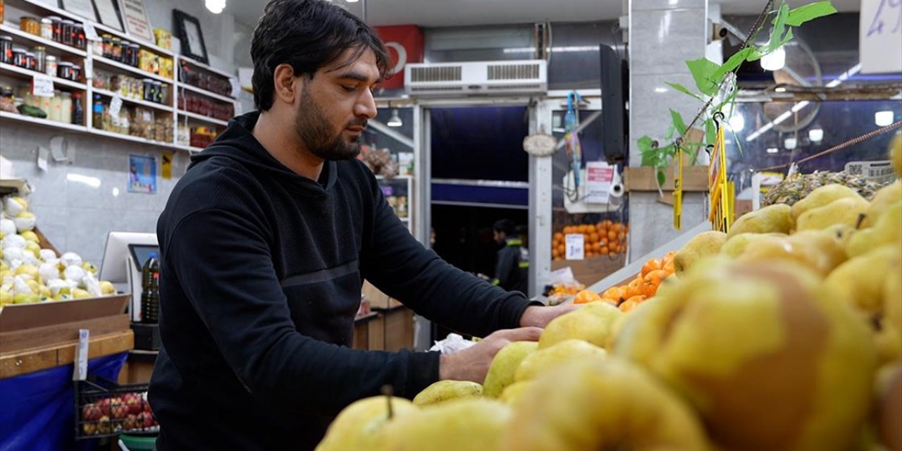 Suriyeli Eski Asker İstanbul'daki Manavını Bırakarak Ülkesine Dönmeye Hazırlanıyor