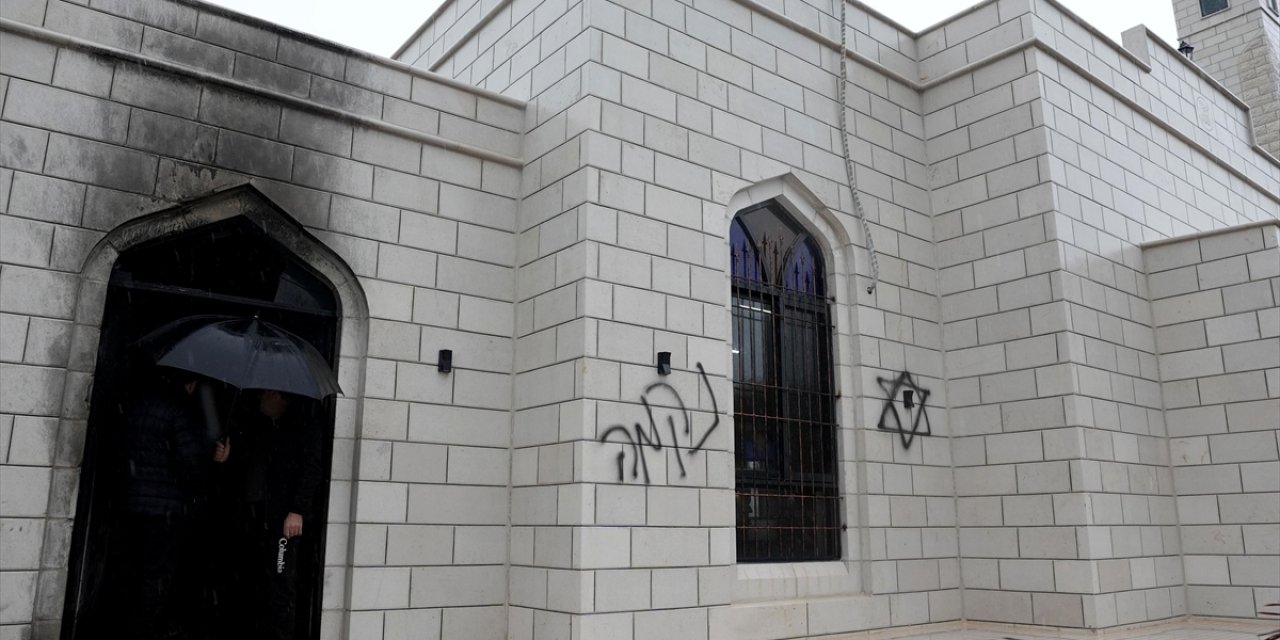 Filistin Topraklarını Gasbeden İsrailliler, Batı Şeria’da Bir Camiyi Kundakladı