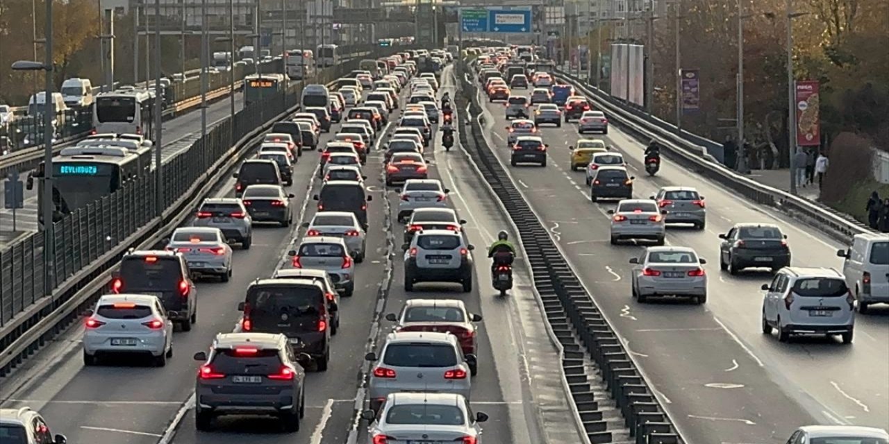 İstanbul'da Haftanın İlk İş Gününde Trafik Yoğunluğu Yaşanıyor