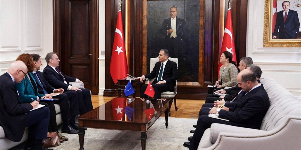 İçişleri Bakanı Yerlikaya, AB Türkiye Delegasyonu Başkanı Büyükelçi Ossowski'yi Kabul Etti