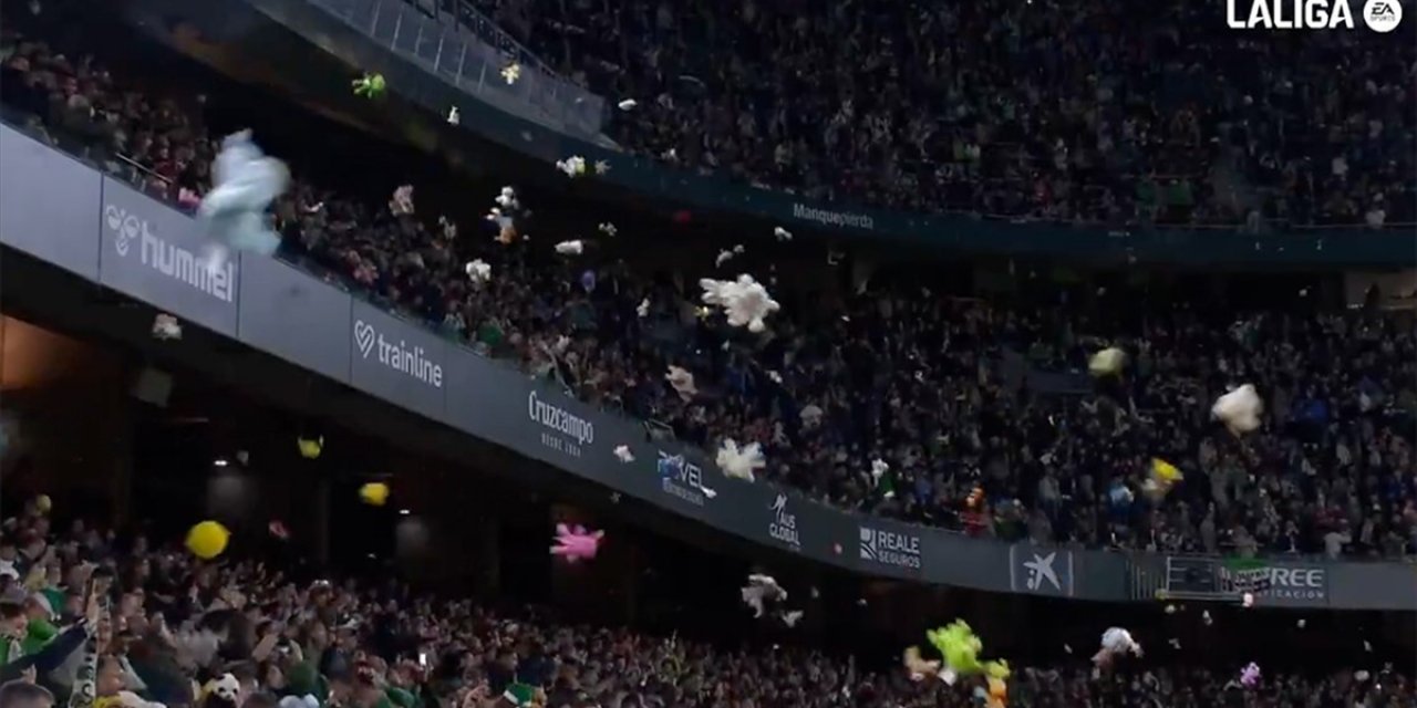 Real Betis Taraftarlarından Sahaya "Oyuncak Yağmuru"