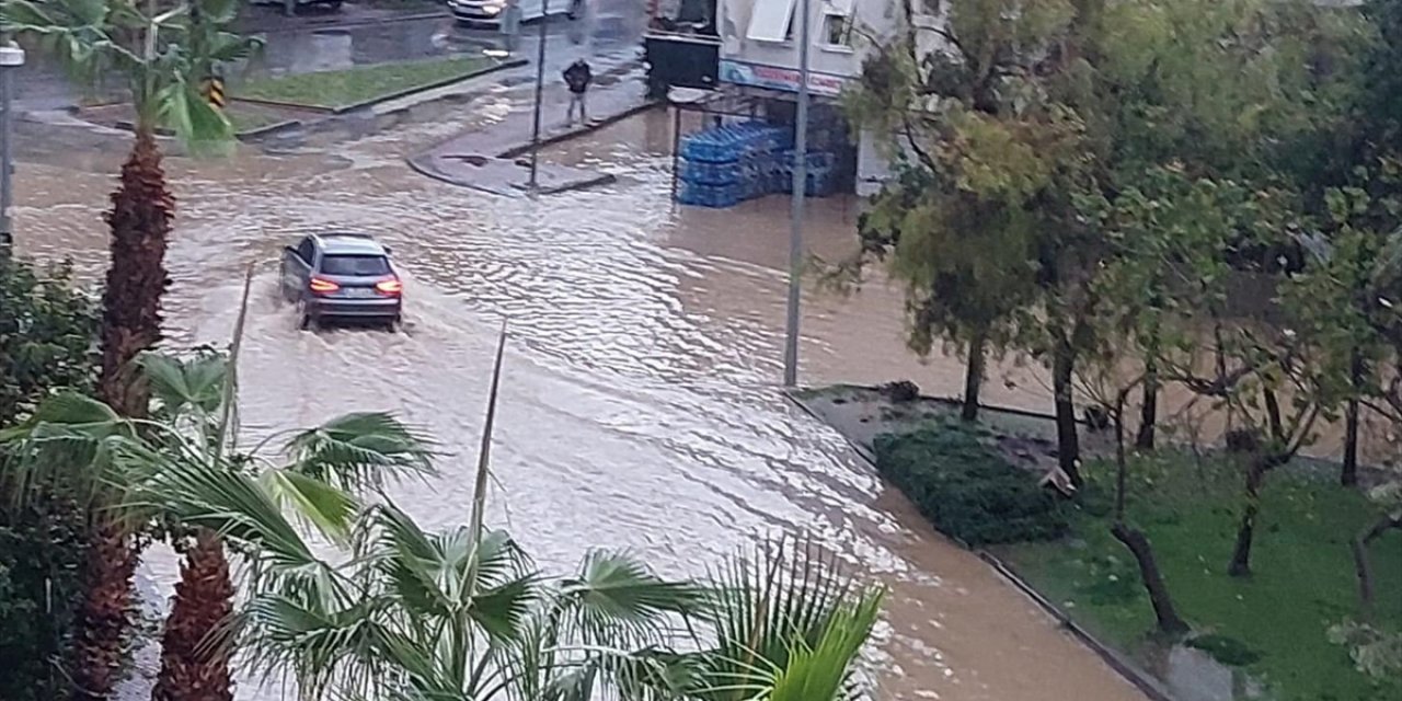 Manavgat'ta Şiddetli Yağış Su Baskınlarına Neden Oldu