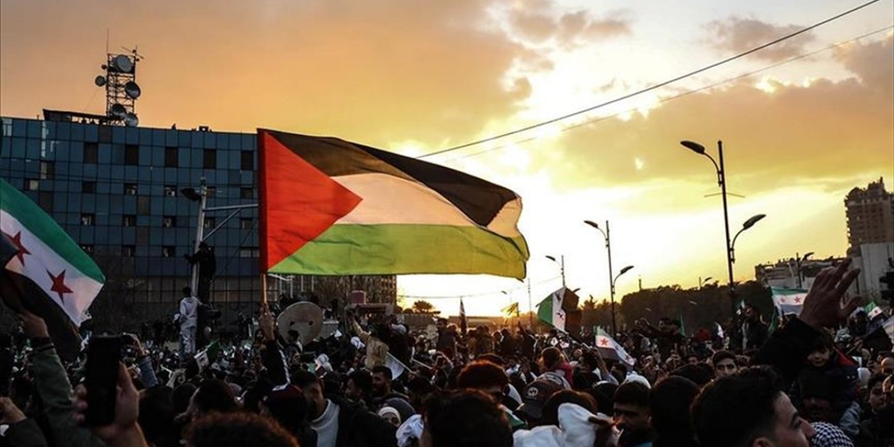 Suriye'de Rejimi Deviren Gruplar Feshedilerek Savunma Bakanlığı Çatısı Altında Birleştiriliyor