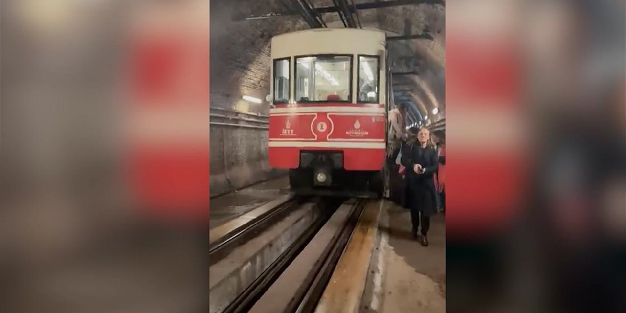 Karaköy Tünel Hattındaki Teknik Arıza Nedeniyle Yolcuların Durağa Yürümesi Görüntülendi