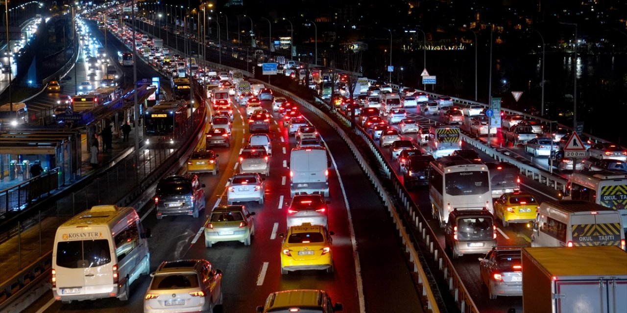 İstanbul'da Trafik Yoğunluğu Yağışın da Etkisiyle Yüzde 90'a Dayandı