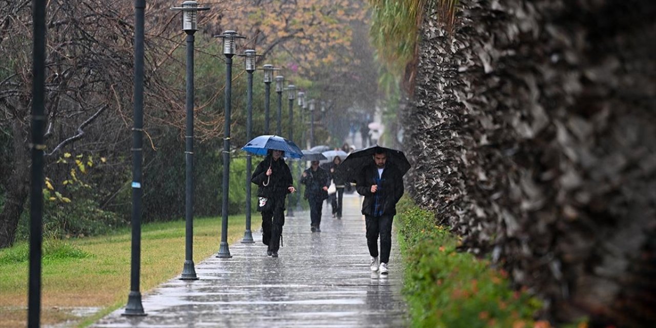 Antalya'da Sağanak Etkili Oluyor