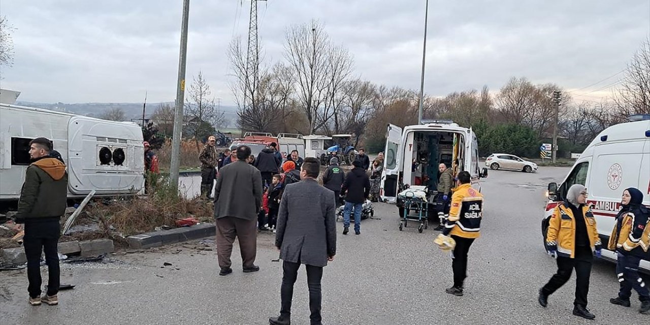 Balıkesir'de Okul Servisi İle Tırın Çarpışması Sonucu 26 Kişi Yaralandı