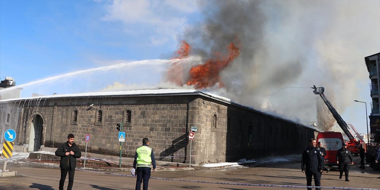 Erzurum'da Tarihi Taş Ambarlar'daki Çatı Yangını Kontrol Altına Alındı