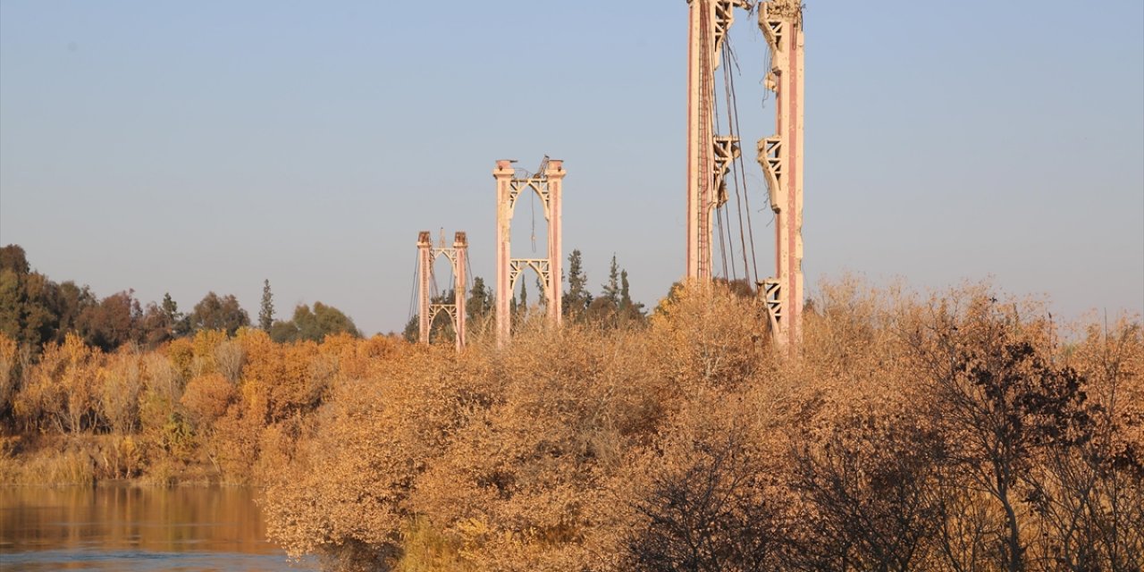AA, Deyrizor'daki Harabeye Dönen Köprü ve Geçitleri Görüntüledi
