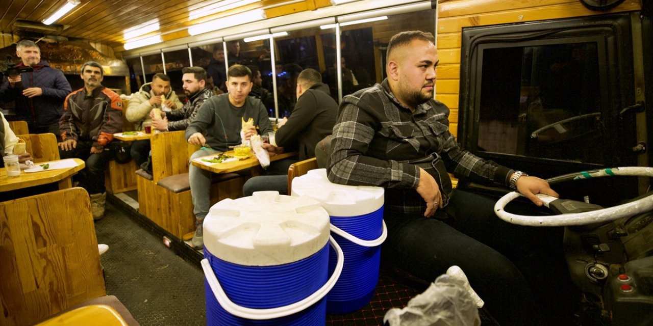 Mobil Kebapçı Araçta Yemek Servisi Yaptığı Müşterilerini Şehirde Gezdiriyor