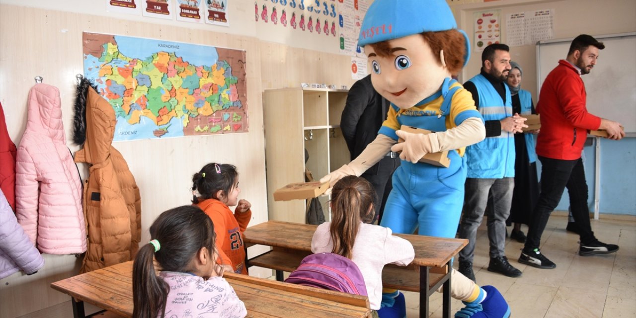 Maskot "Neşeli" Şanlıurfa'da Kırsaldaki Okullarda Pizza Dağıtıyor