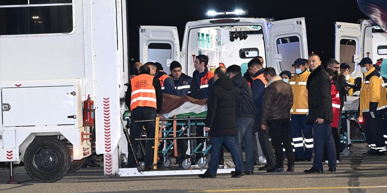 Kazakistan'da Düşen Uçaktan Kurtulan 14 Azerbaycan Vatandaşı Bakü'ye Getirildi