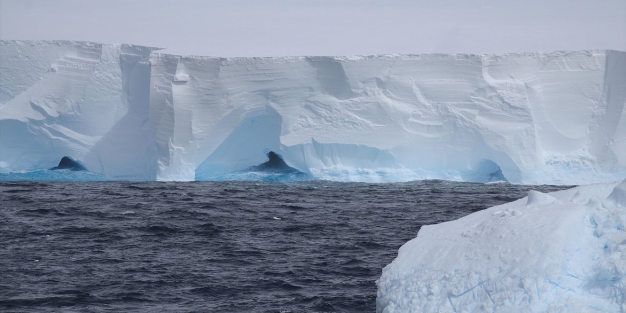 Girdaptan Kurtulan Dünyanın En Büyük Buz Dağı Bir Ay İçinde Parçalanabilir