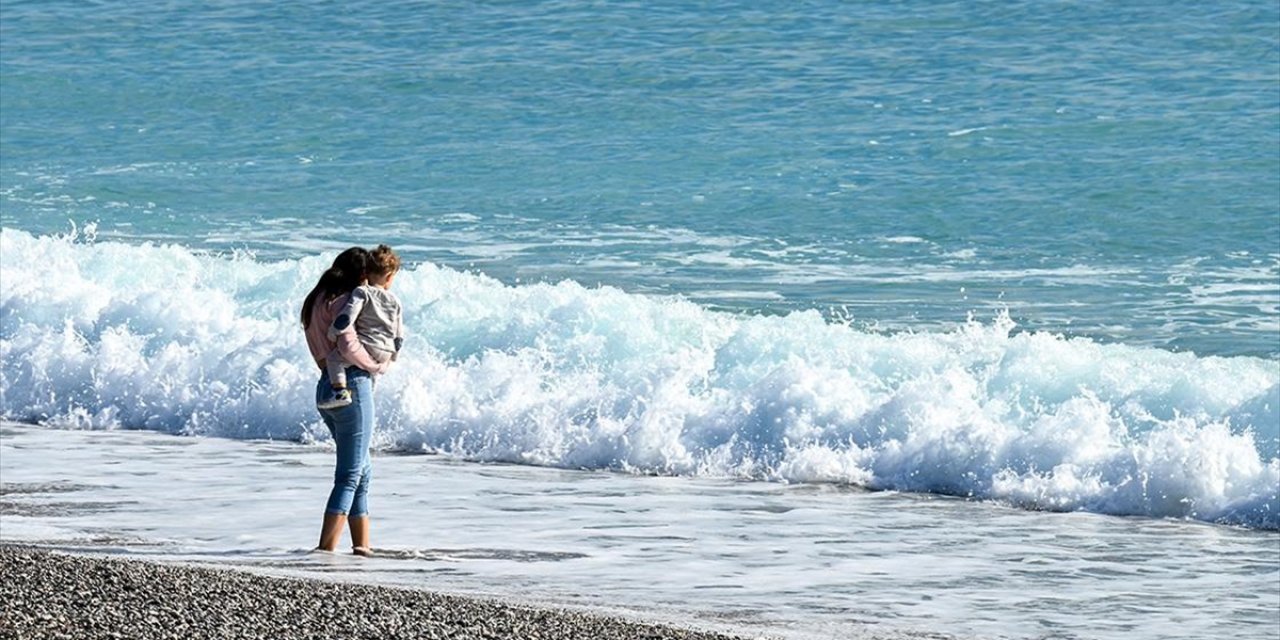 Antalya'da Güneşli Havayı Fırsat Bilenler Denize Girdi