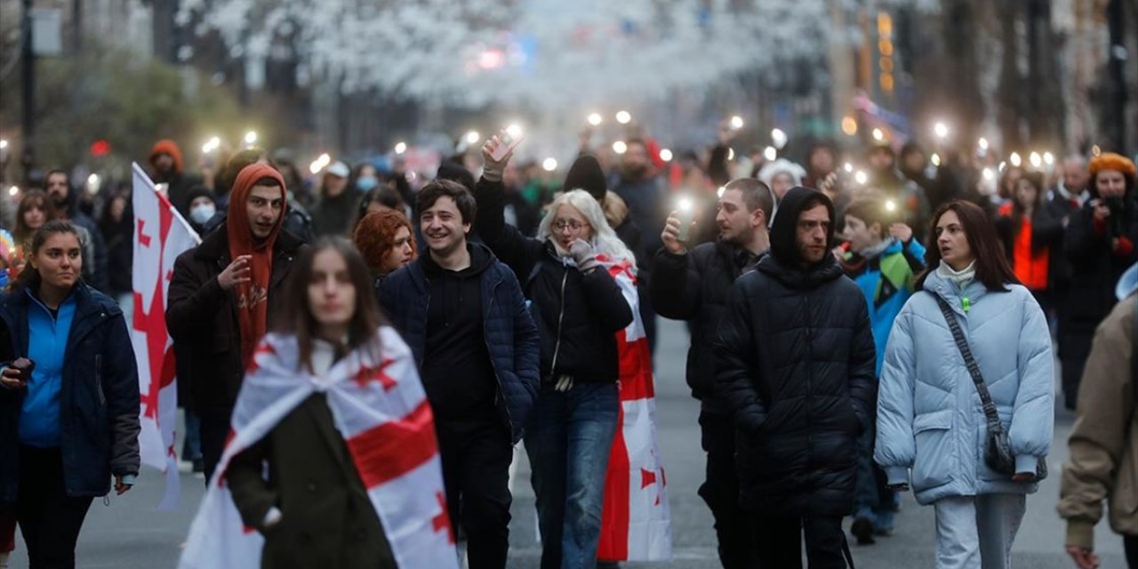 Gürcistan'da AB Yanlısı Göstericiler "İnsan Zinciri" Oluşturarak Seçimlerin Yenilenmesini İstedi