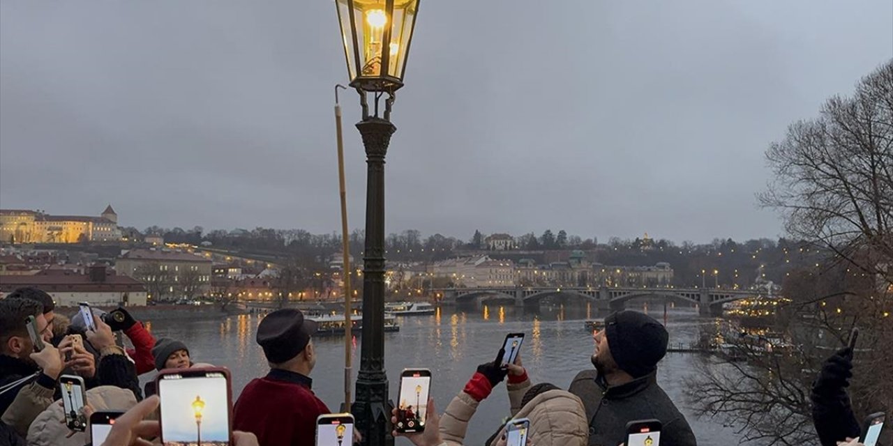 Prag'da "Lamba Yakıcıların" Aydınlattığı Karl Köprüsü Ziyaretçilerin İlgisini Çekiyor