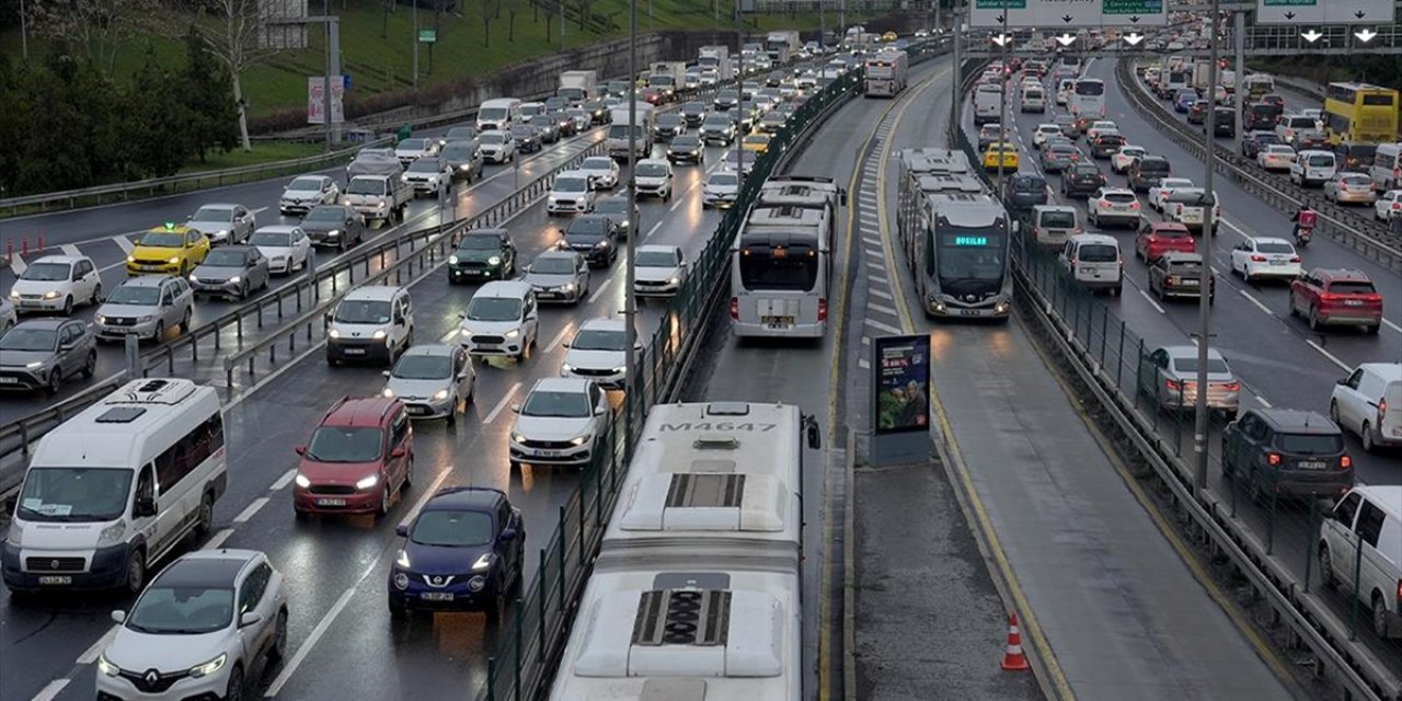 İstanbul'da Haftanın İlk İş Gününde Trafik Yoğunluğu Yaşanıyor