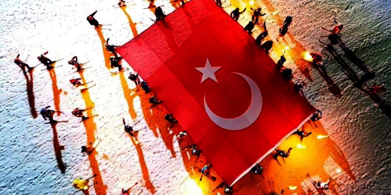 Sarıkamış Kayak Merkezi'nde Meşaleler Geceyi Aydınlattı