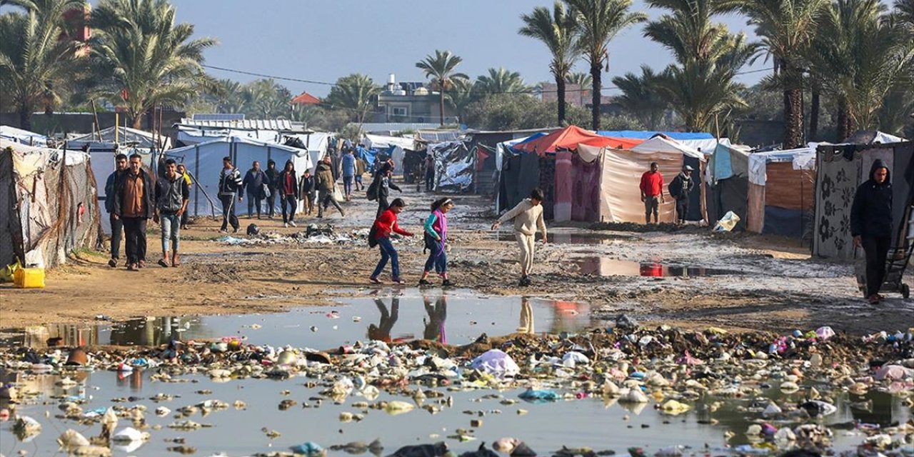 Gazze Şeridi'nde Çadırları Sular Altında Kalan Filistinlilerin Yaşam Mücadelesi Her Geçen Gün Zorlaşıyor