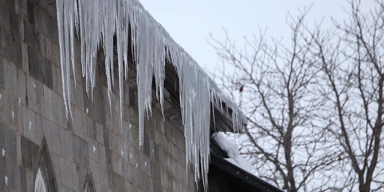 Erzurum'da Vatandaşlar Çatılardaki Kar ve Buz Tehlikesine Çözüm Bulunmasını İstiyor
