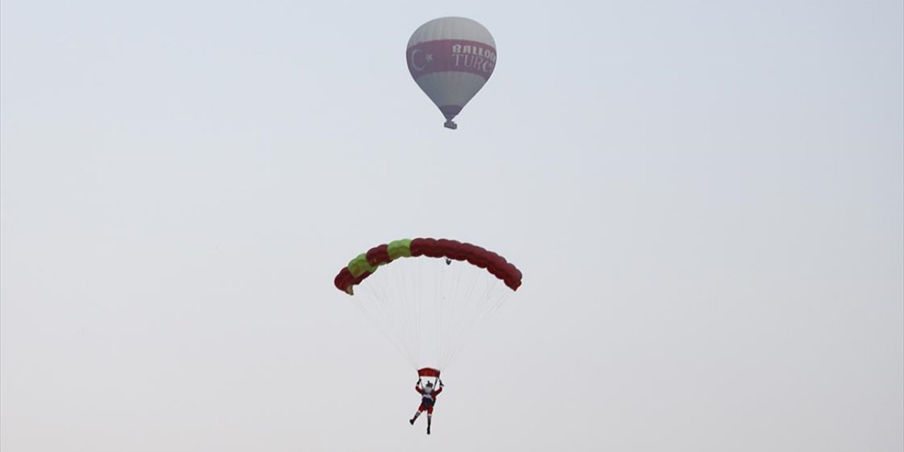 Noel Baba Kostümlü Paraşütçü Pamukkale'de Sıcak Hava Balonundan Atladı