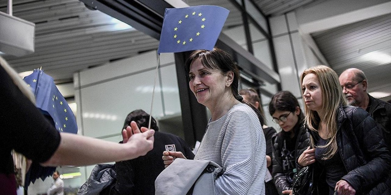 Bulgaristan ve Romanya AB'nin Vizesiz Seyahat Bölgesine Fiilen Dahil Oldu
