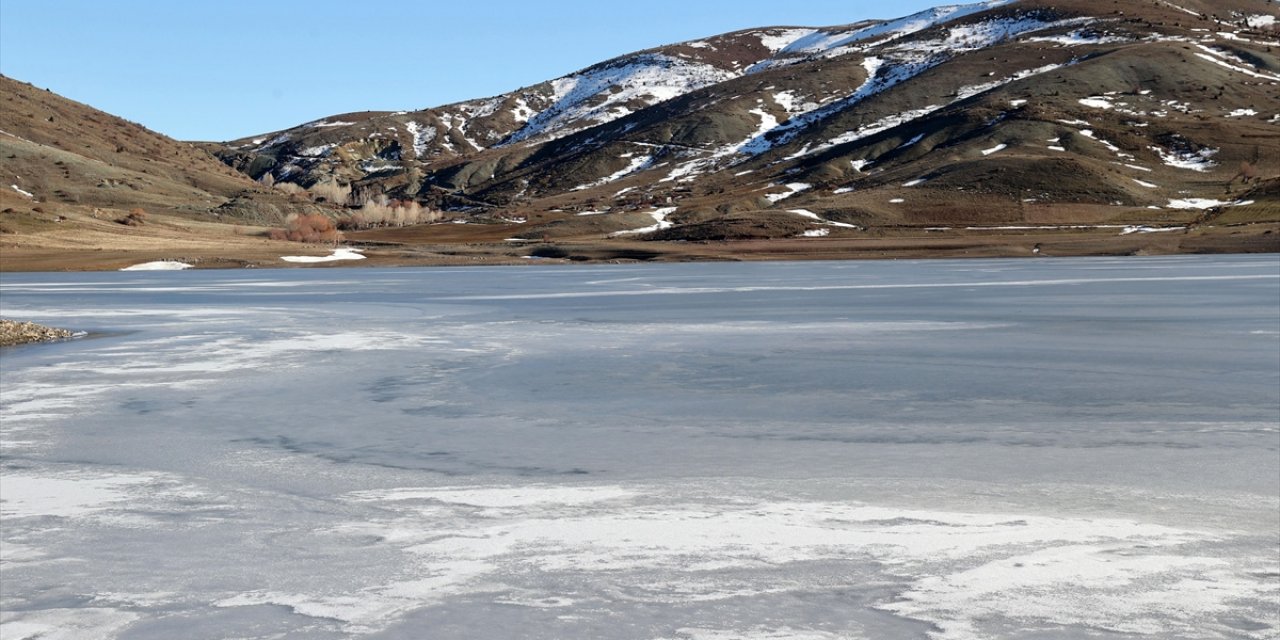Sivas'ta Yıldız Göleti'nin Yüzeyi Buz Tuttu