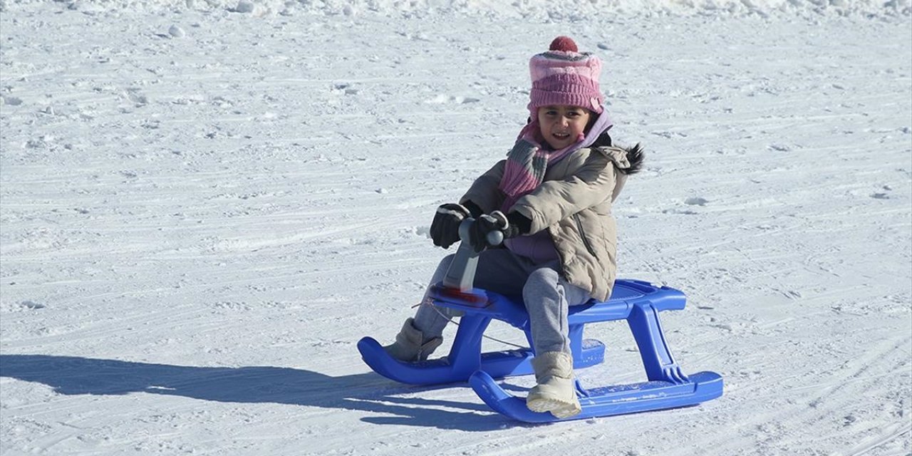 Hakkari'de Kayakseverler, Yeni Yılın İlk Gününü Kayak Merkezinde Geçirdi