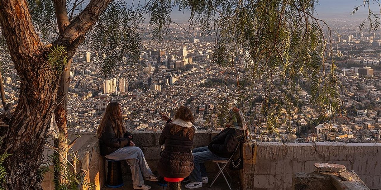 Suriyeliler, Esed Rejiminin Yasakladığı Kasyun Dağı'ndan Şam Manzarasının Tadını Çıkarıyor