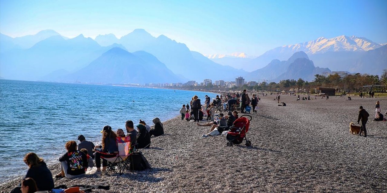 Antalya Sahillerinde Yeni Yılın İlk Günü Yoğunluk Yaşandı