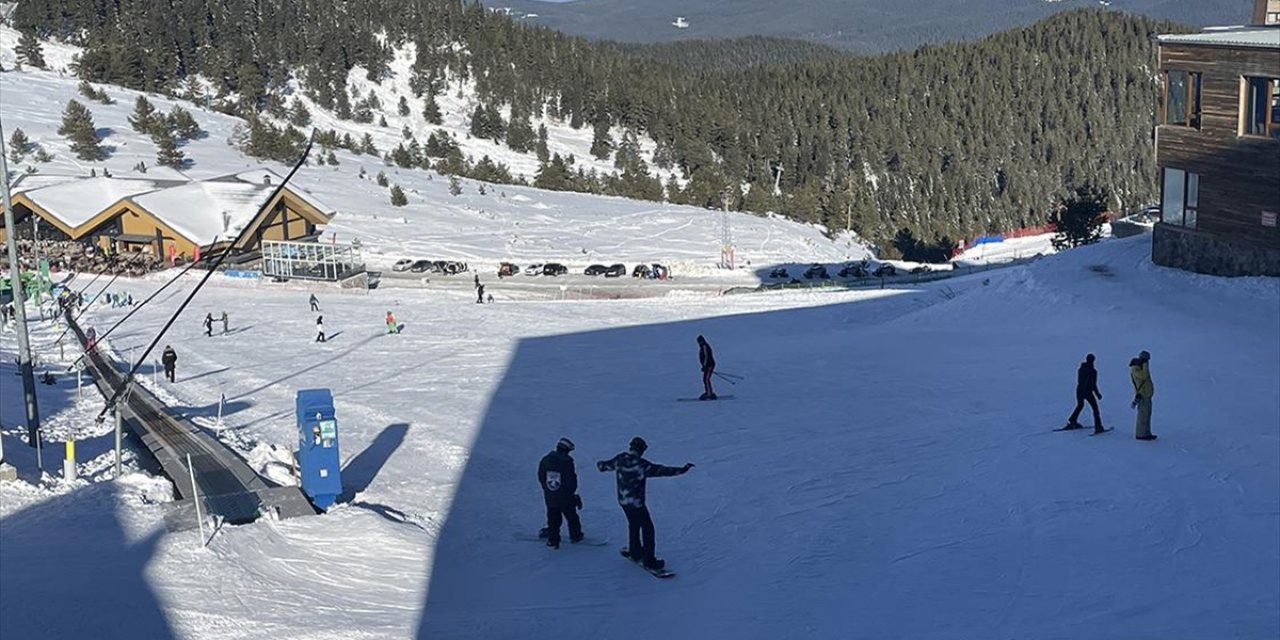 Kartalkaya'da Tatilciler 2025'in İlk Gününde Kayak Keyfi Yaptı