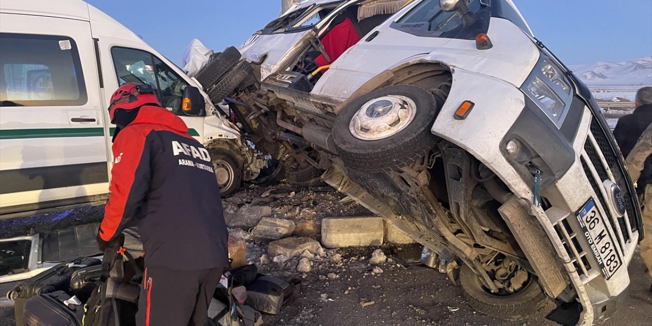 Kars'ta İki Minibüs Çarpıştı, 1'i Ağır 27 Kişi Yaralandı