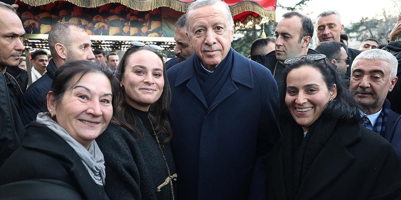 Cumhurbaşkanı Erdoğan, Sultanahmet'te Vatandaşların Kandilini Kutladı
